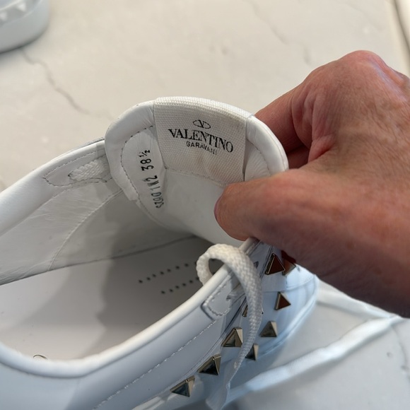 Authentic and never worn Valentino Rockstud sneakers in white leather. - Picture 5 of 13